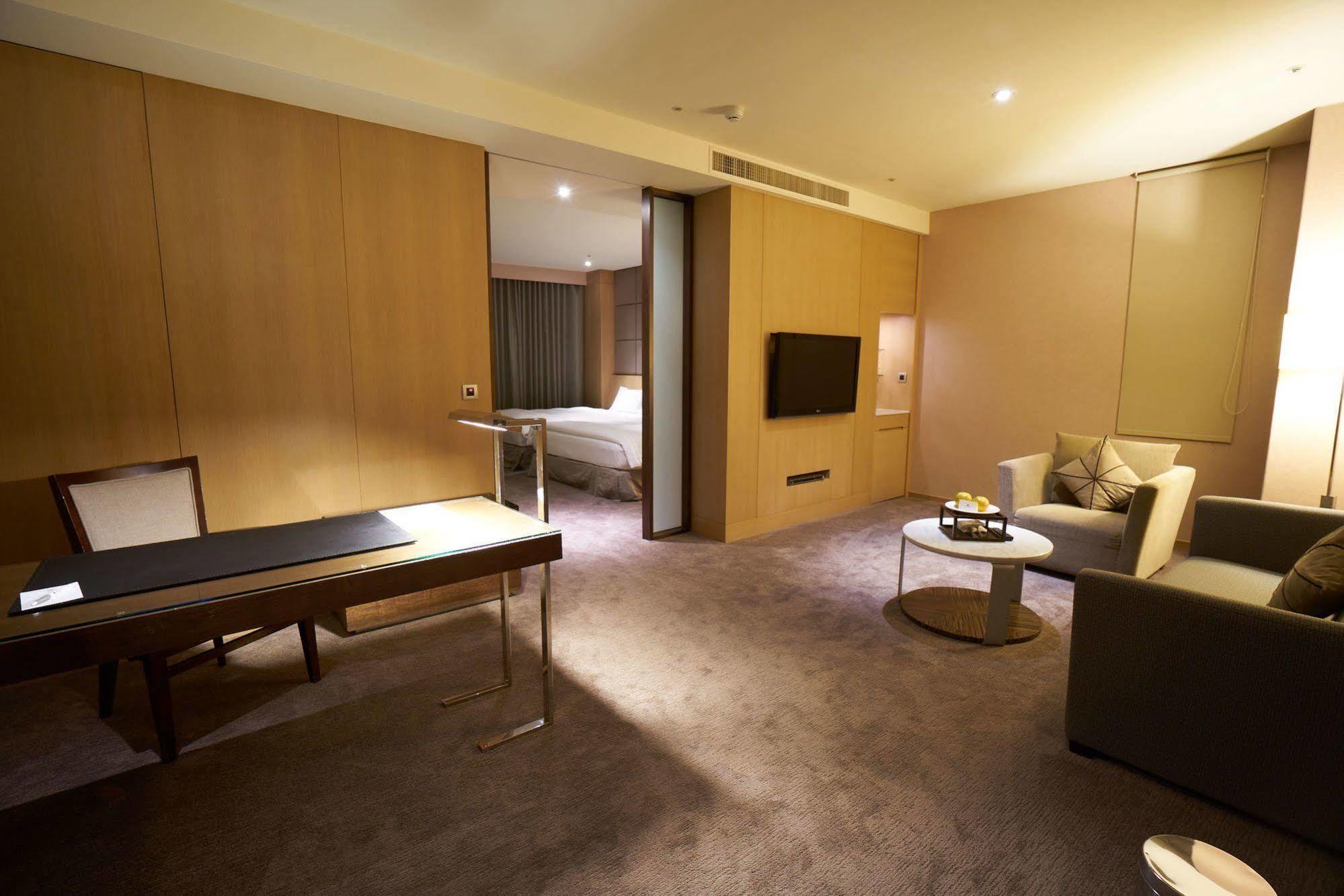 Taipung Suites Tainan Exterior foto